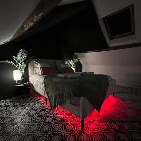 Black Love-room - Balneo - Cinema Apartment *